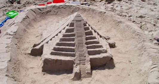 CASTILLO DE ARENA CON FORMA DE PIRAMIDE