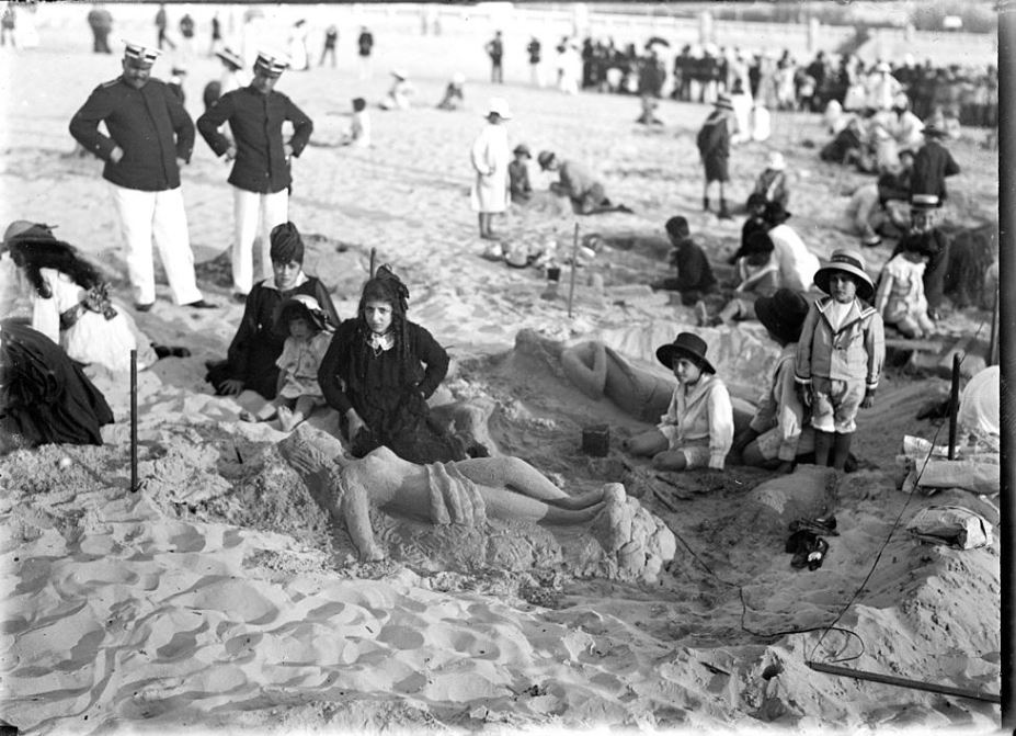 Una competencia de esculturas de arena en Playa Ramírez (Montevideo, Uruguay) en 1919.